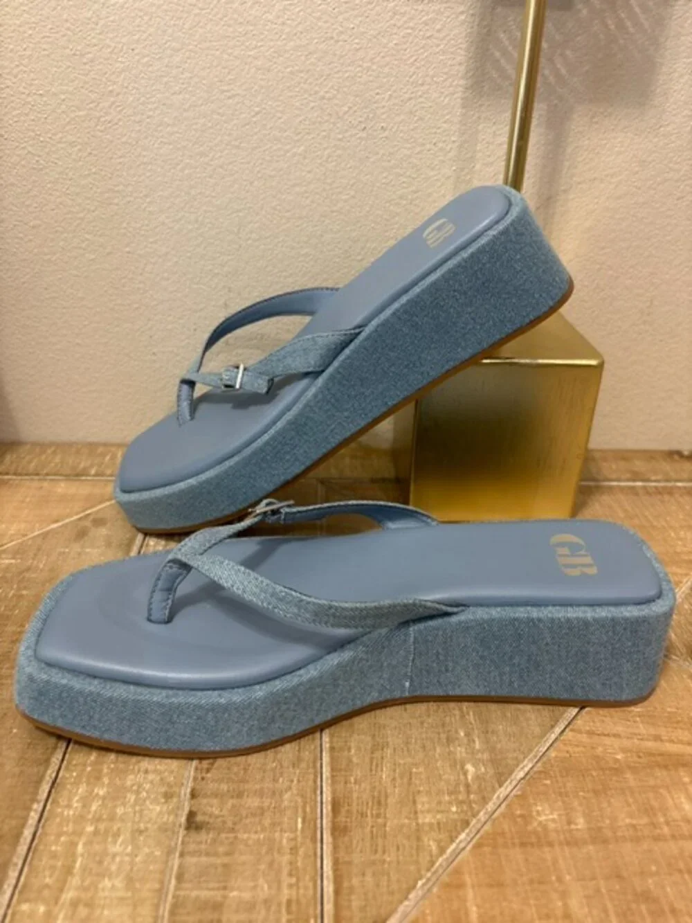NWOT GB Gianni Bini Platform Thong Sandals Light Blue Denim Size 8.5